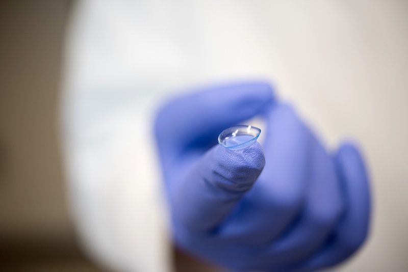 drug-eluting contact lens