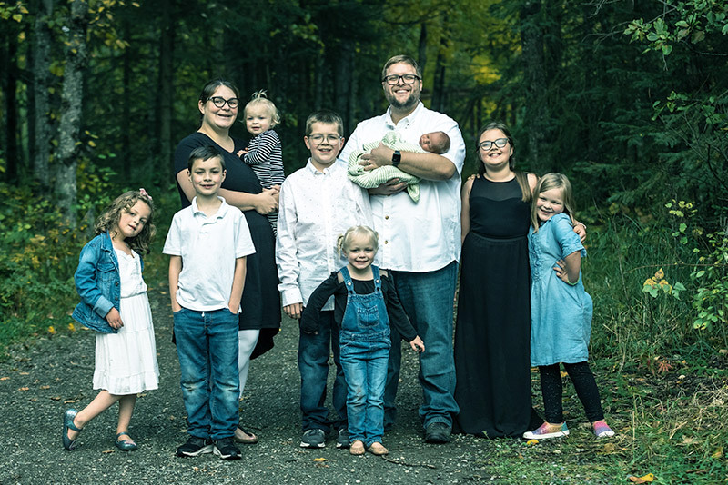 A family photo of Nicky and Jake Dickerhoff and their seven kids
